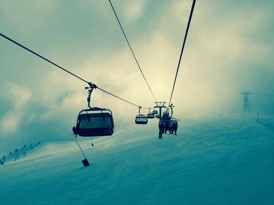 Šveicarijoje per incidentą ant slidininkų keltuvo sunkiai sužaloti keturi žmonės