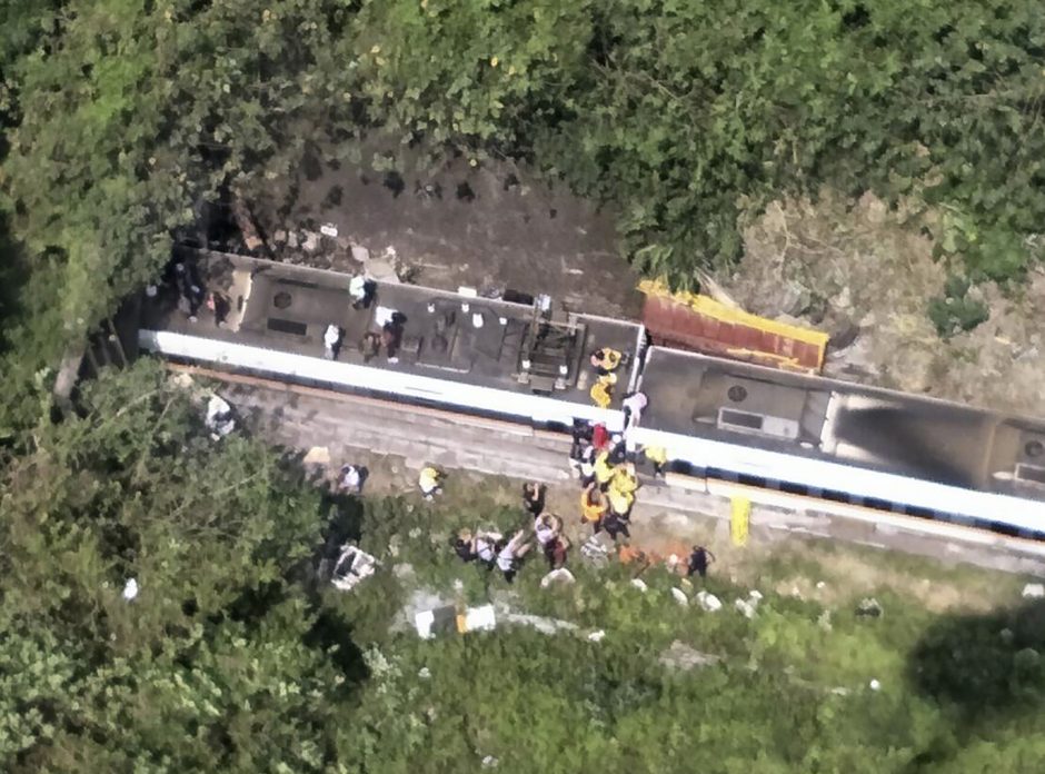 Taivane nuo bėgių nulėkus traukiniui žuvo mažiausiai 51 žmogus, dešimtys sužeista