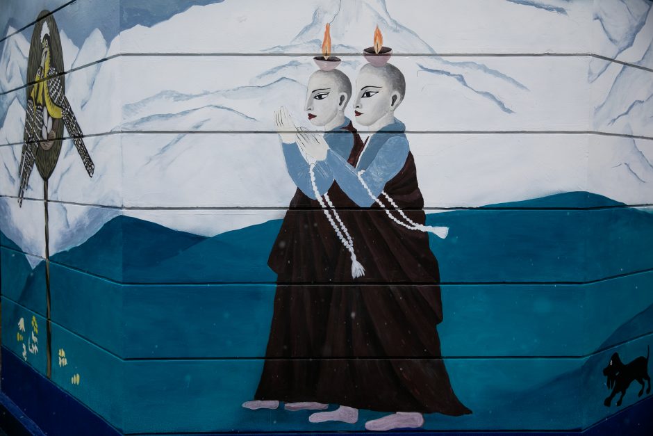 Tibeto skvere J. Ivanauskaitės kūrinių motyvai papuošė pastatą