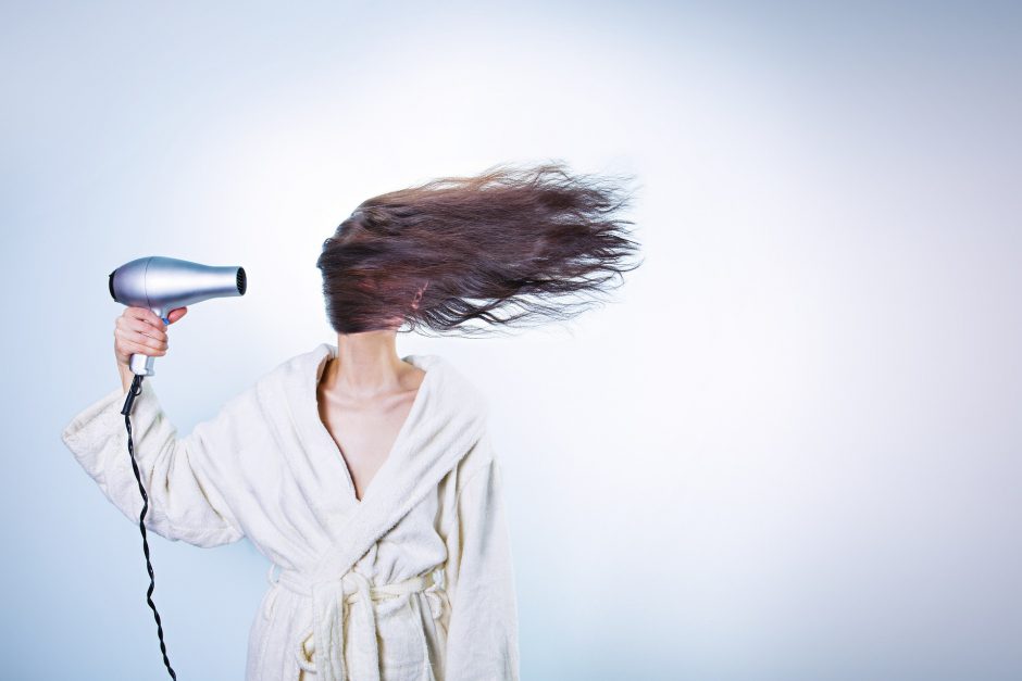 Penki neįtikėtini plaukų džiovintuvo panaudojimo būdai