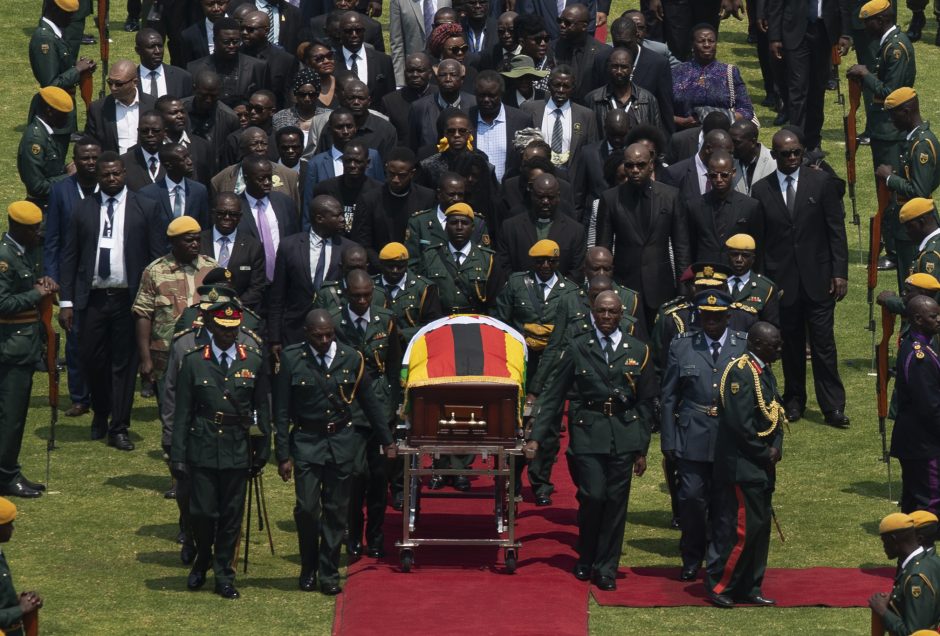 Susiskaldžiusi Zimbabvė atsisveikina su buvusiu prezidentu