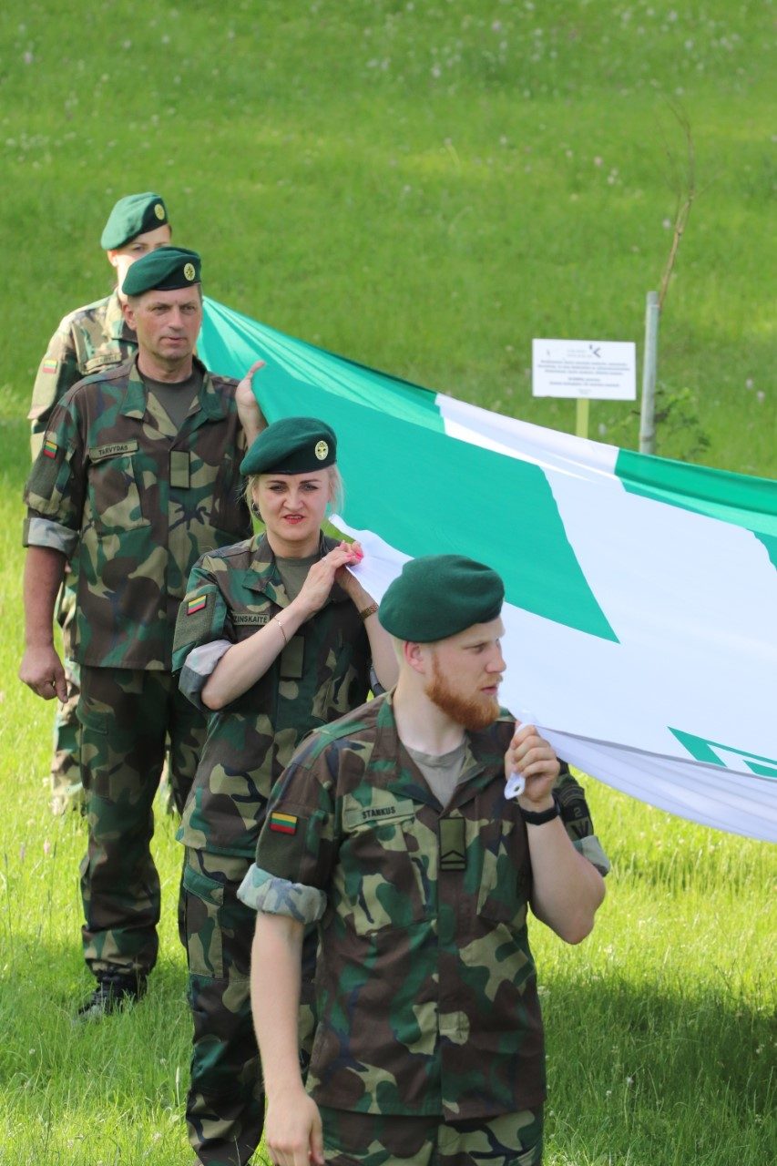 Ant Pelėdų kalno iškelta Šaulių sąjungos vėliava