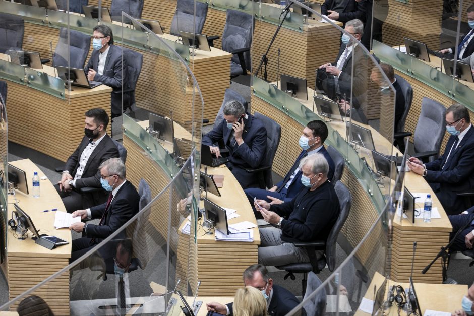 Seimas priėmė svarstyti kitų metų „Sodros“ biudžeto projektą: didėtų vaiko pinigai, pensijos