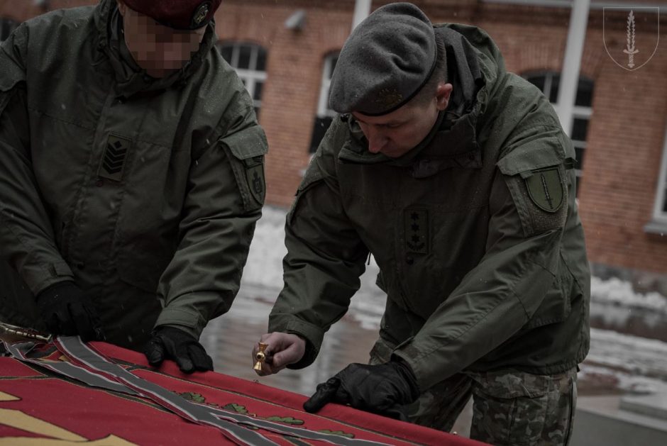 Viename iš „Aitvarų“ dalinių – kovinės vėliavos įteikimo ceremonija 