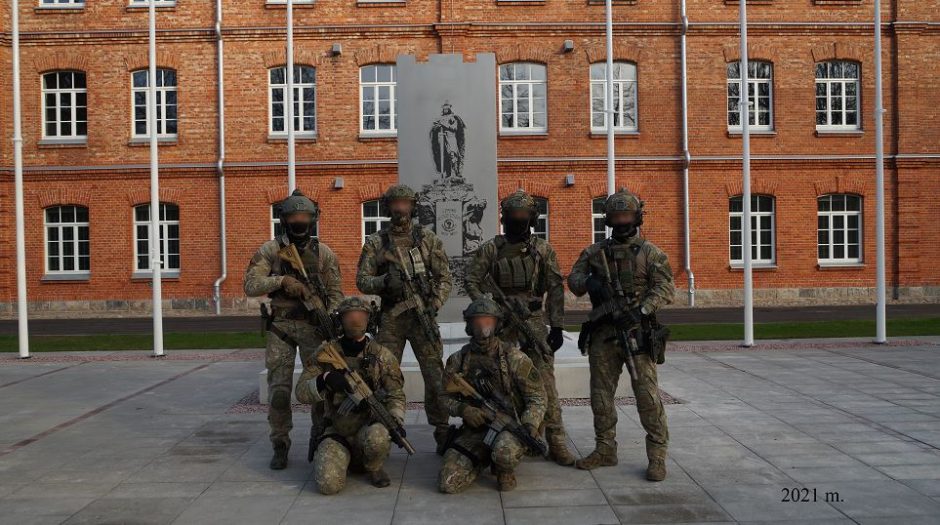 Viename iš „Aitvarų“ dalinių – kovinės vėliavos įteikimo ceremonija 