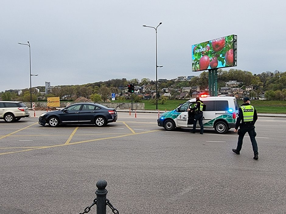 Kaune į ligoninę išvežtas su „Citroen“ susidūręs motorolerio vairuotojas