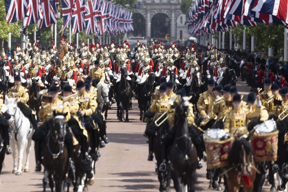 Elizabeth II valdymo jubiliejaus minėjimo pirmą dieną karalienę sveikino minios žmonių