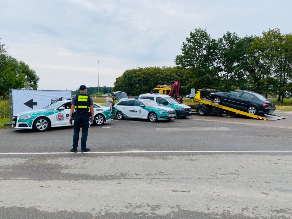 Policijos pareigūnai užkirto kelią neblaivaus vairuotojo maudynėms