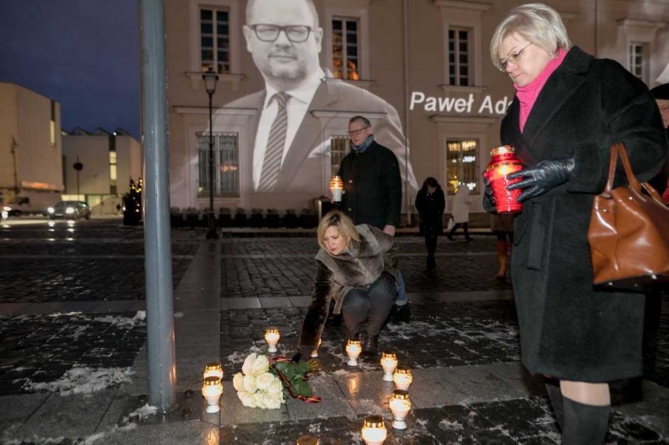 Vilnius gedi kartu su Gdansku: nuleidžiamos vėliavos