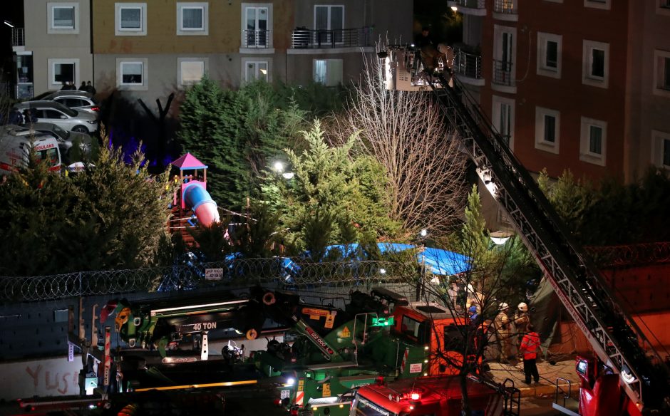 Stambule nukrito karinis sraigtasparnis, žuvo keturi žmonės
