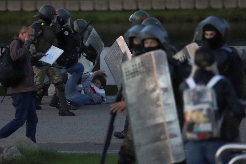Minske saugumo pajėgos panaudojo vandens patrankas, suima protestuotojus