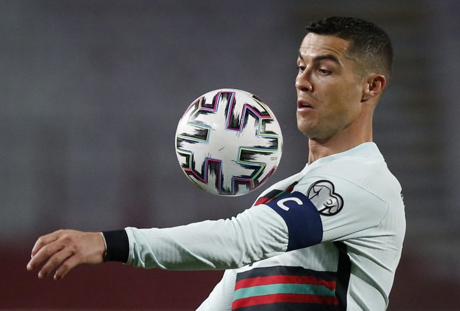 Serbijos aukcione parduodamas futbolo žvaigždės C. Ronaldo kapitono raištis 