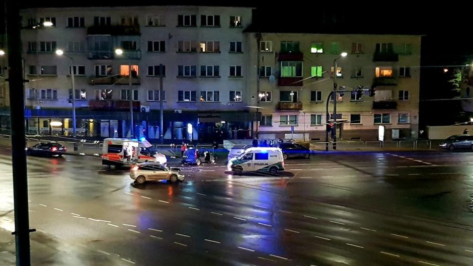 „Aklųjų“ sankryžoje – avarija: į Kauno klinikas išvežta moteris