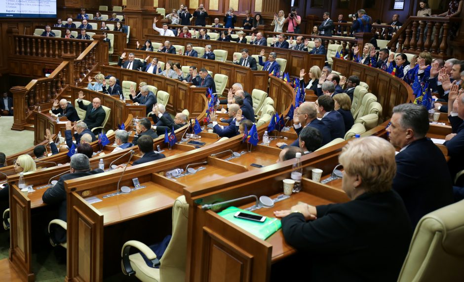 Moldovos parlamentas paleido proeuropietiškos premjerės vadovaujamą vyriausybę