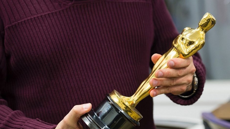 Artėjant JAV kino akademijos apdovanojimams, baigiami gaminti „Oskarai“