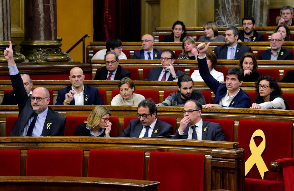 Katalonijos parlamentas smerkia Madrido „autoritarizmą“ ir gina C. Puigdemont'ą