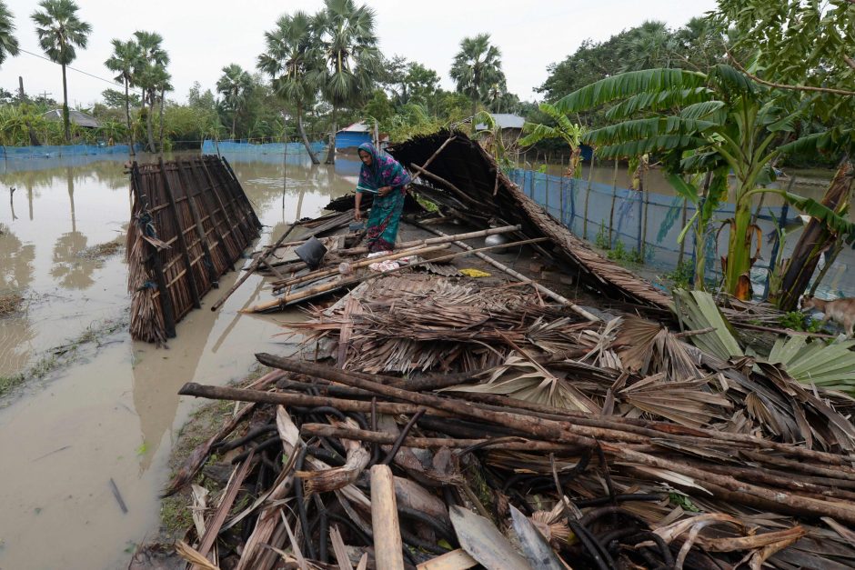 Ciklono aukų Bangladeše ir Indijoje skaičius padidėjo iki 24