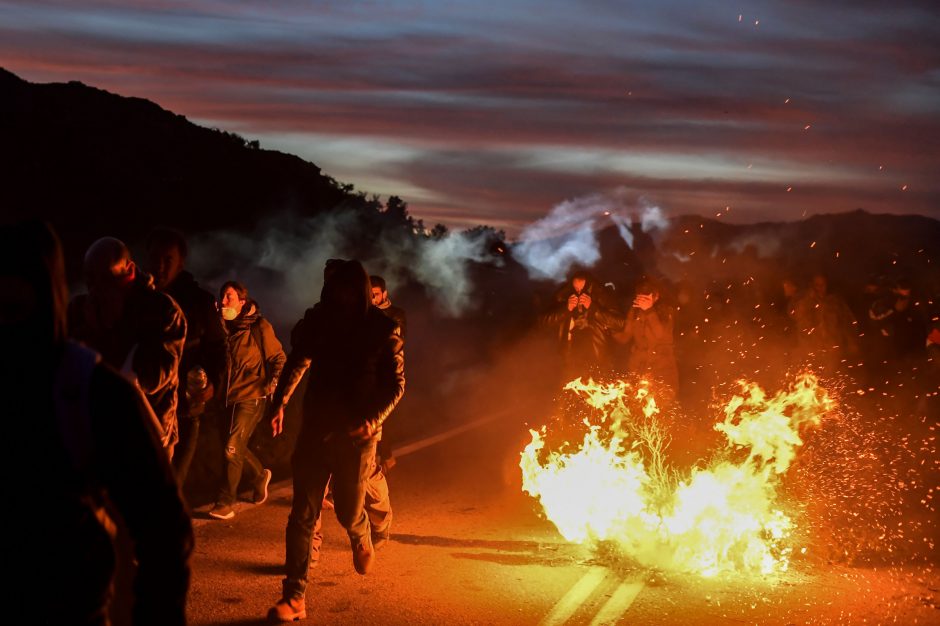 Graikijos policija ašarinėmis dujomis vaikė protestuojančius prieš migrantų stovyklas