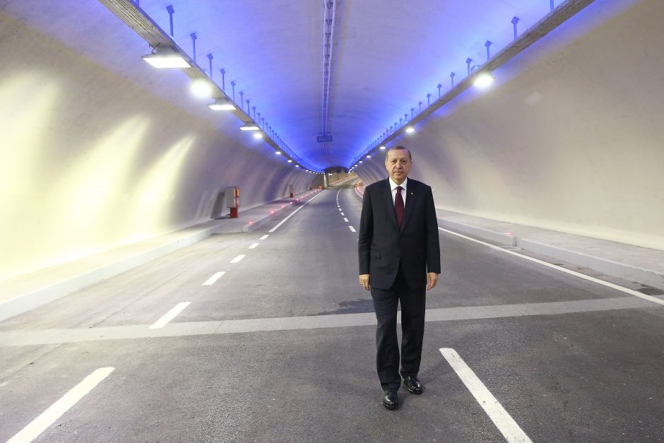Turkijos prezidentas Stambule atidarė pirmą tunelį automobiliams po Bosforo sąsiauriu