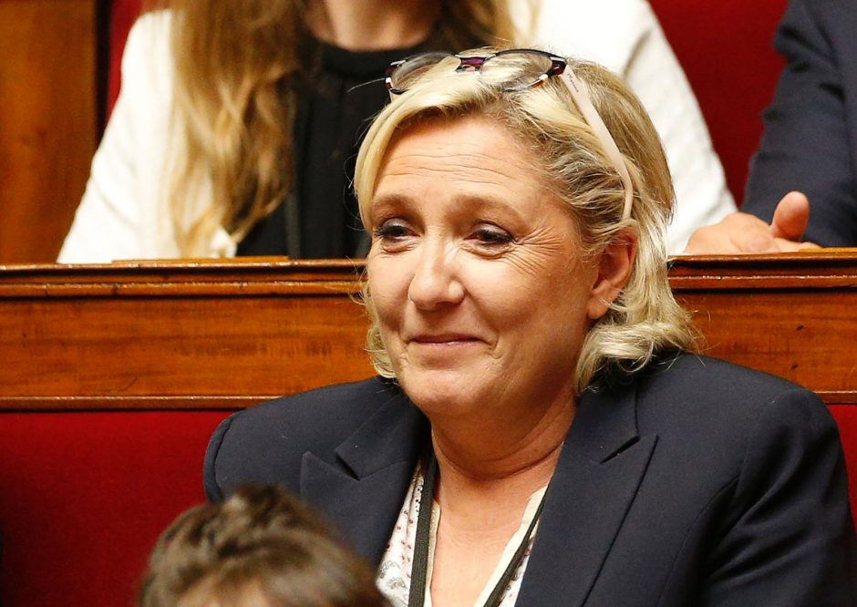 Apklausa: likus kelioms dienoms iki rinkimų, M. Le Pen kaip niekad priartėjo prie E. Macrono