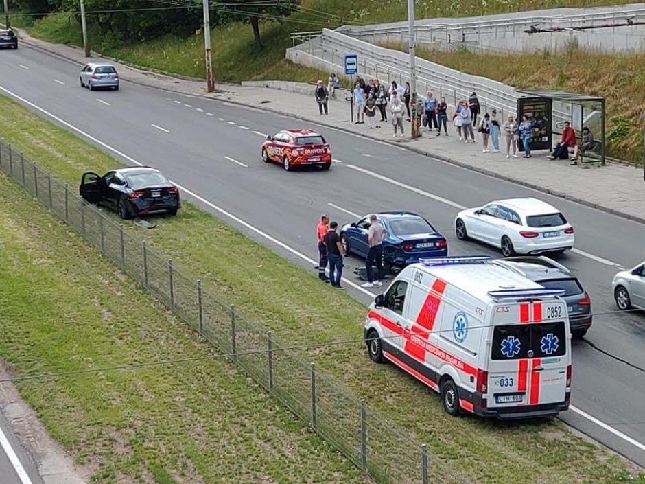 T. Narbuto gatvėje į avariją pateko trys automobiliai, susidarė spūstys