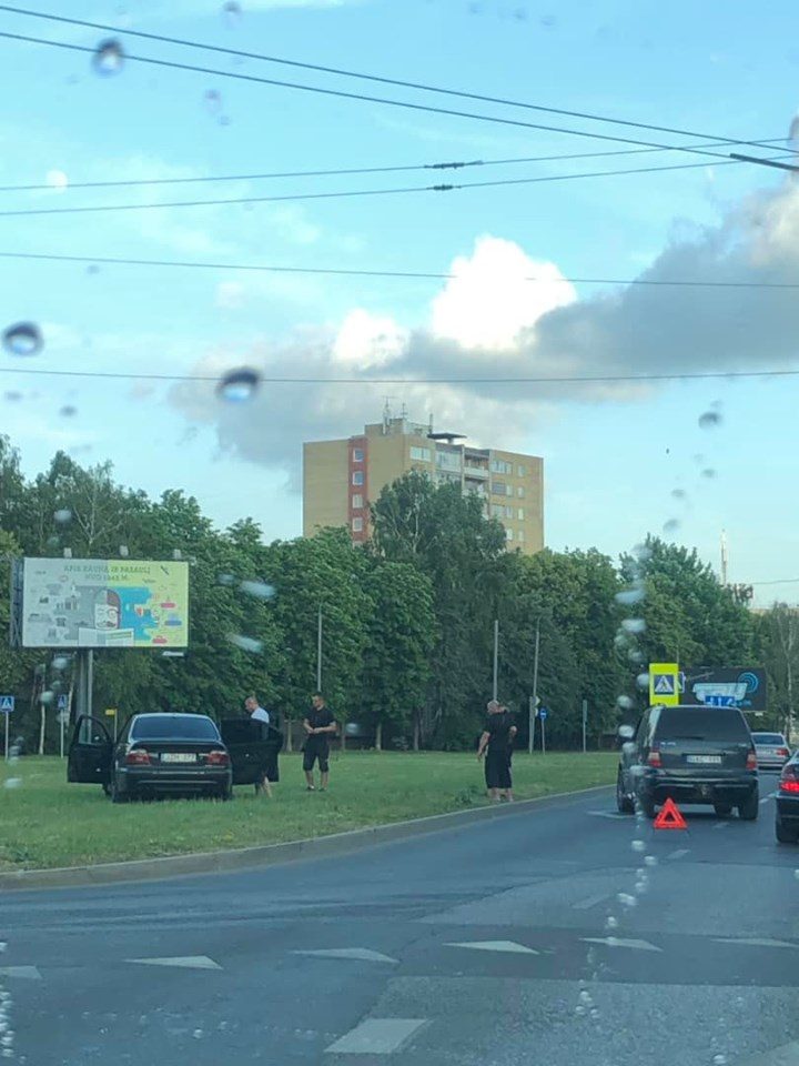 Po susidūrimo su „Mercedes“ automobiliu BMW nuskriejo ant pievos