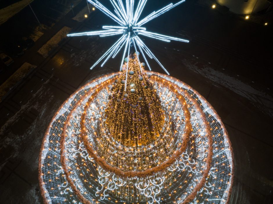 Ant Vilniaus Kalėdų eglės uždegta 700 žvakučių