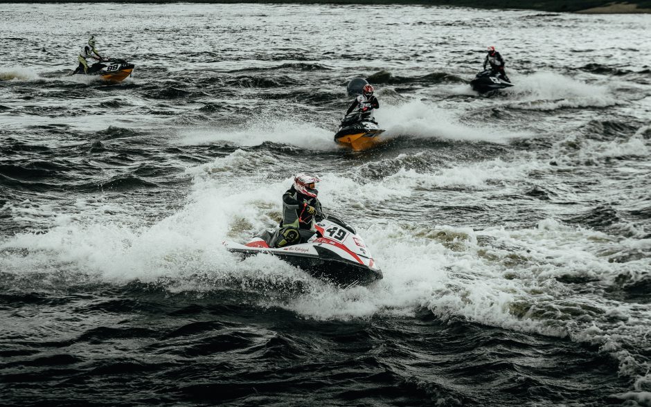 Kaune sezoną pradėjusius vandens motociklininkus Nemunas „pavaišino“ galinga srove, vėju ir bangomis