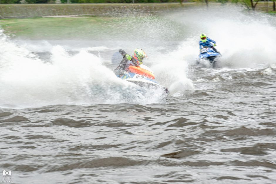 Kaune sezoną pradėjusius vandens motociklininkus Nemunas „pavaišino“ galinga srove, vėju ir bangomis