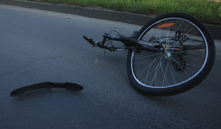 Šiaulių rajone automobilis užvažiavo ant dviratininko, kuris žuvo
