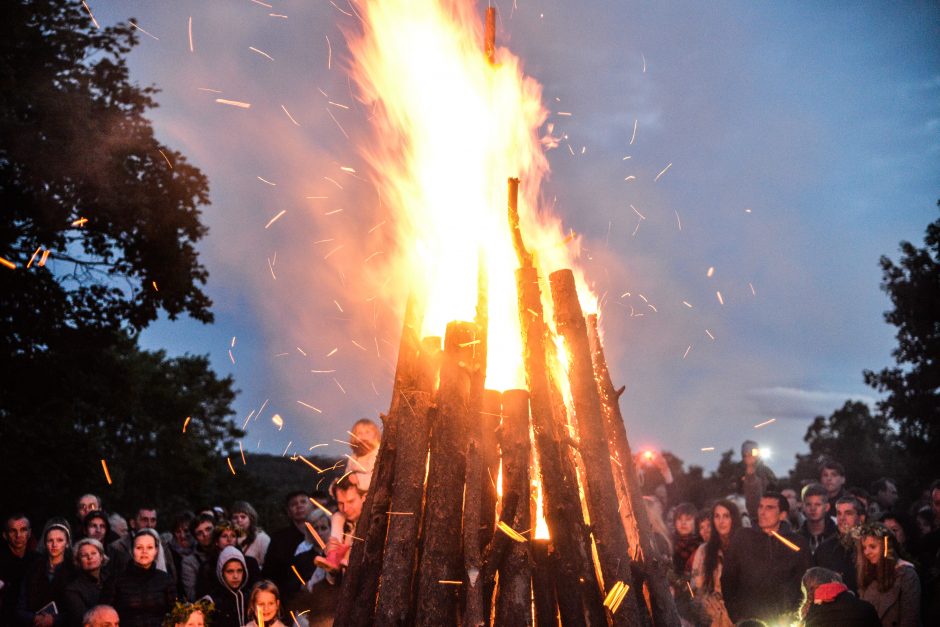 Sausra keičia tradicijas: ar degs Joninių laužai?