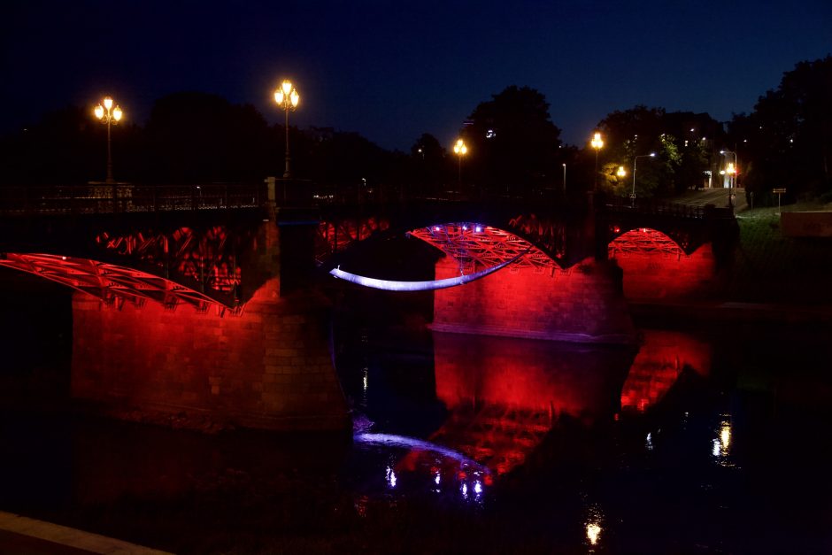 Vilnius palaiko Beirutą: Libano vėliavos spalva nušviesti Vilniaus tiltai
