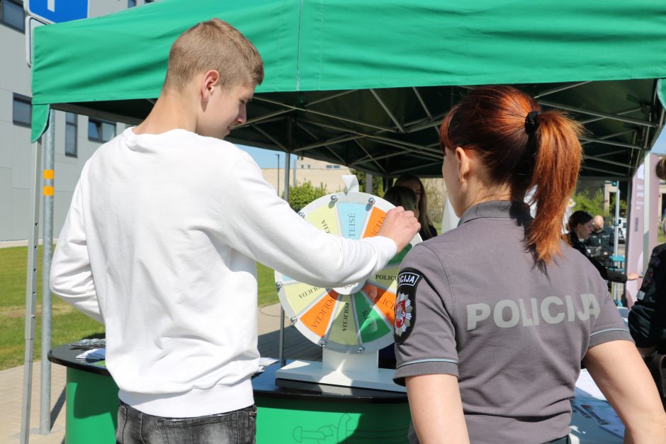 Kaune gausus moksleivių būrys susipažino su pareigūno profesija