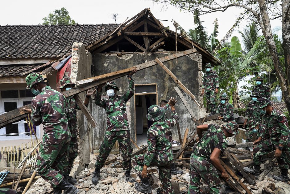 Per žemės drebėjimą Indonezijoje žuvo 5 žmonės