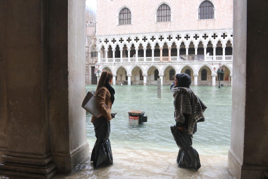 Užtvindyta Venecija ruošiasi dar vienam potvyniui ir smarkiam vėjui