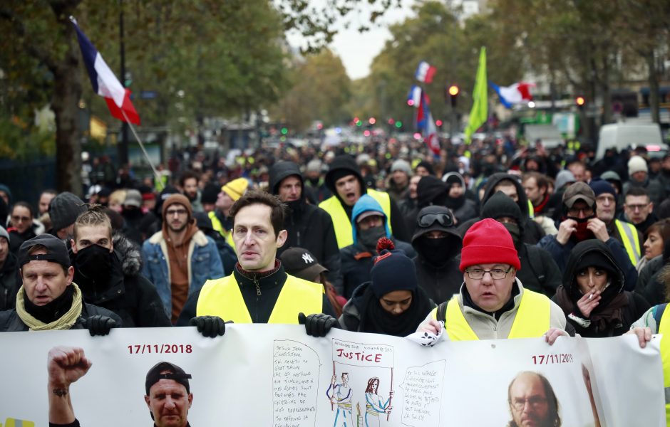 Prancūzijos „geltonųjų liemenių“ protestai švenčia pirmąsias metines