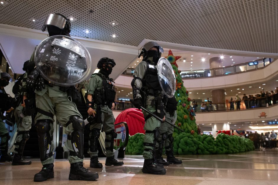 Honkongo policija sulaikė per dešimt prekybos centre protestavusių demonstrantų