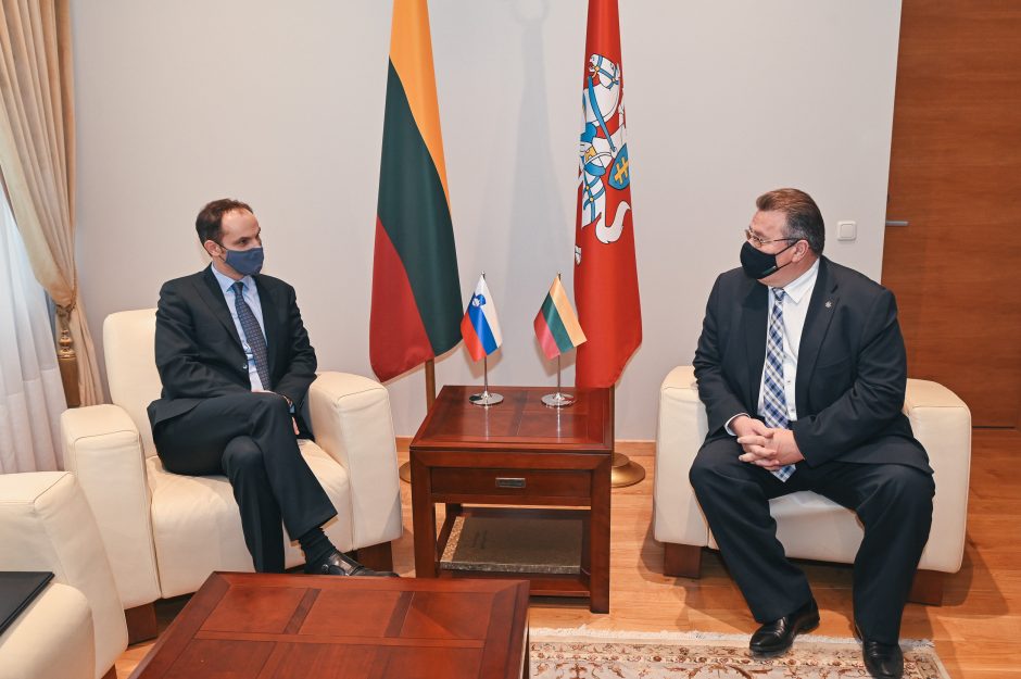 Po vizito į Baltijos šalis koronavirusas patvirtintas Slovėnijos diplomatijos vadovui
