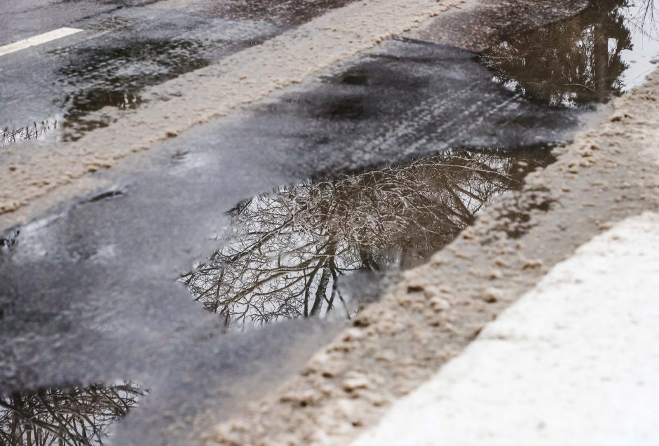 Naktį eismo sąlygas sunkins plikledis, ypač slidu gali būti ant tiltų ir viadukų