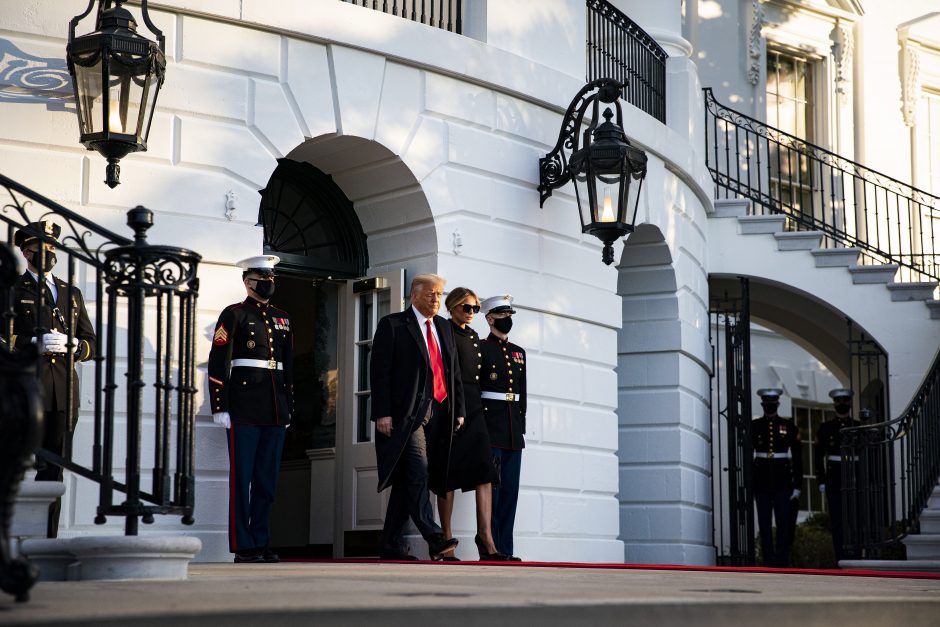 Buvęs JAV prezidentas D. Trumpas sugrįžo į namus Floridoje