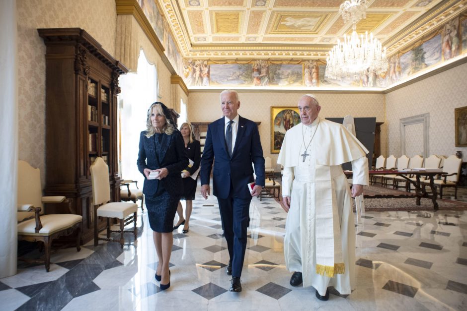 Popiežius Vatikane priėmė JAV prezidentą su žmona
