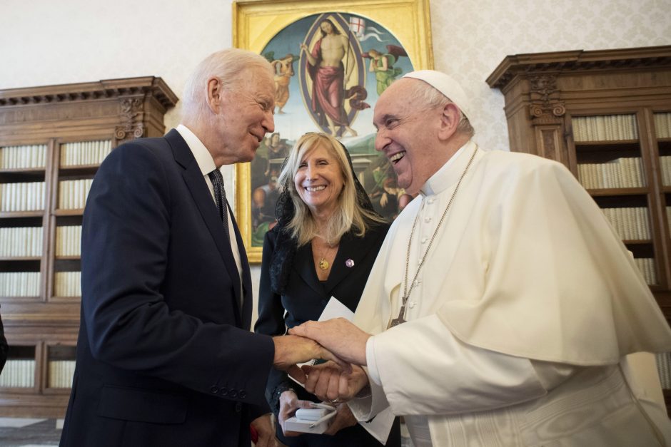 Popiežius Vatikane priėmė JAV prezidentą su žmona