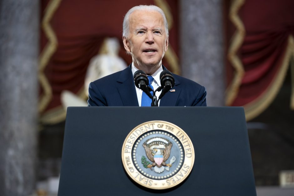 J. Bidenas ragina surengti „karo nusikaltimų teismą“ dėl Bučos žudynių Ukrainoje