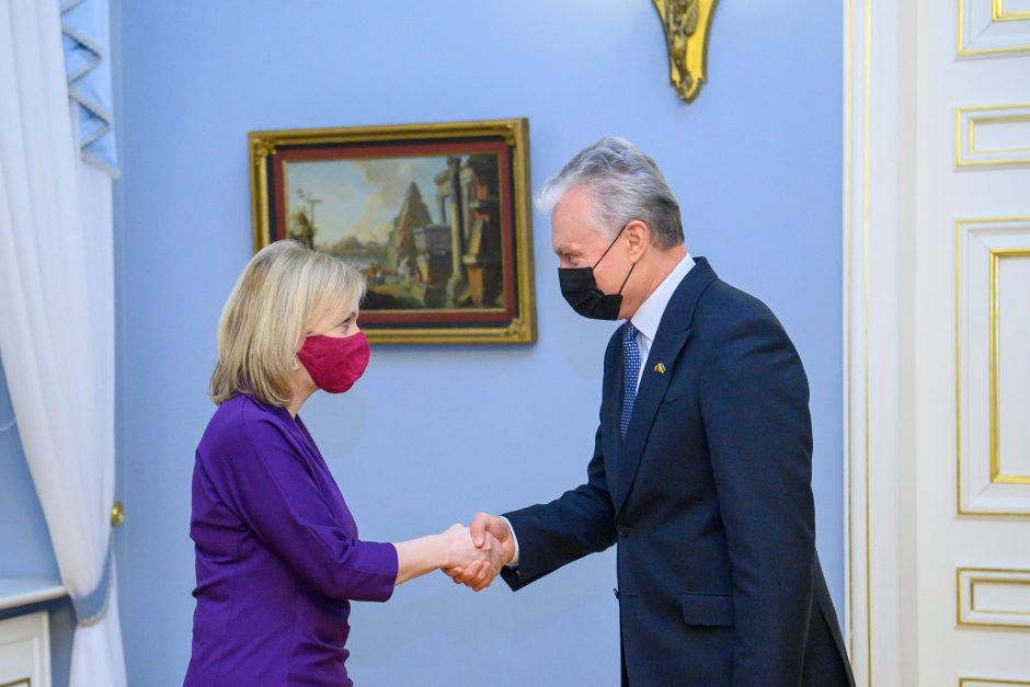 G. Nausėda su JK užsienio reikalų sekretore aptarė karinę pagalbą Ukrainai, sankcijų taikymą Rusijai