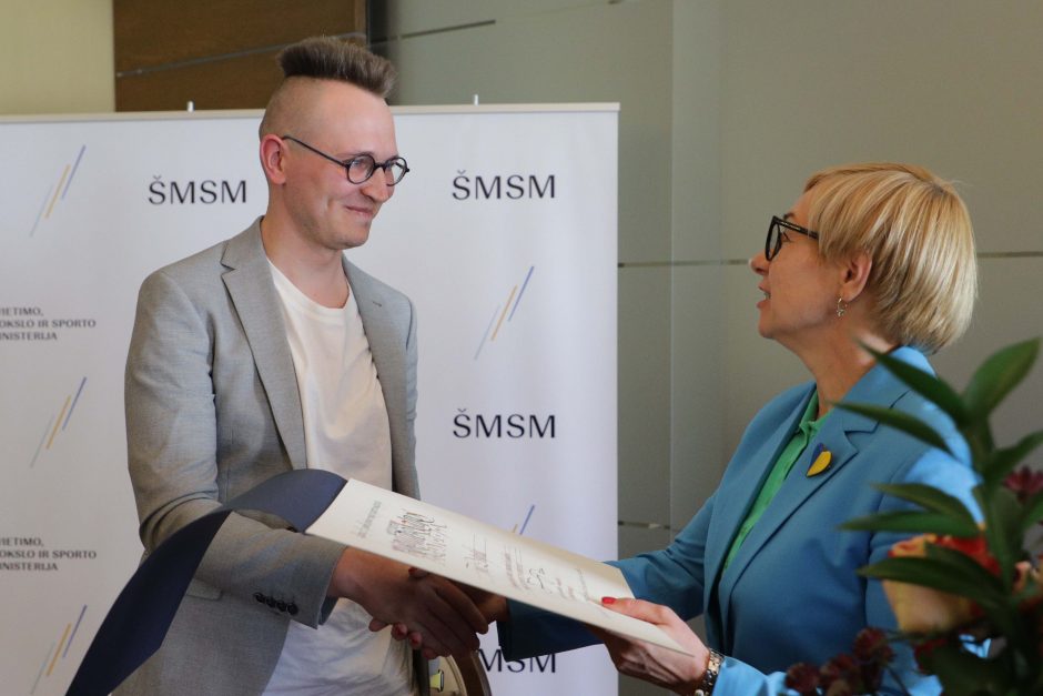 Ministrė J. Šiugždinienė įteikė Vaikų literatūros premiją