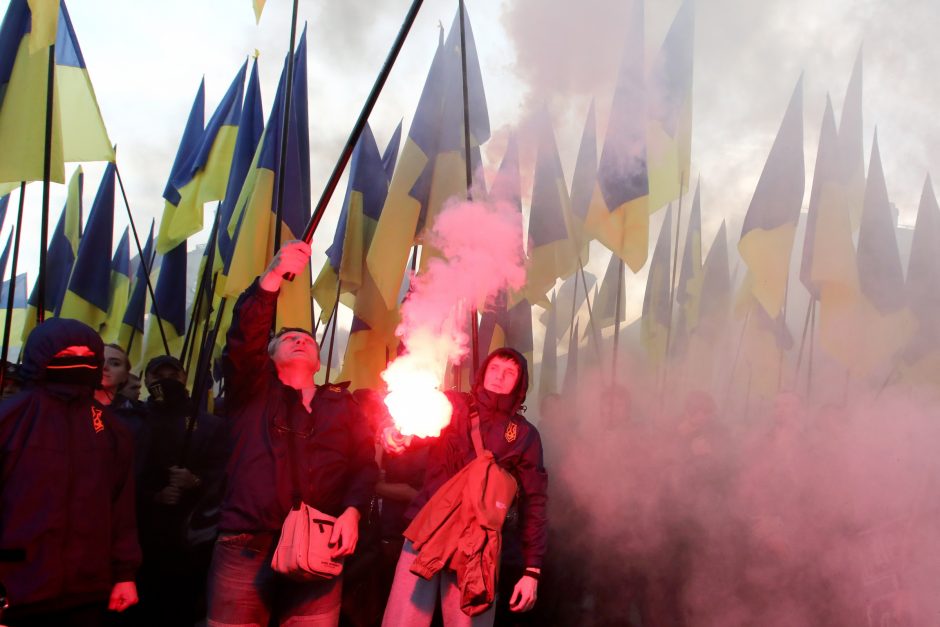 Tūkstančiai ukrainiečių protestuoja prieš numatomą karių atitraukimą iš Rytų Ukrainos