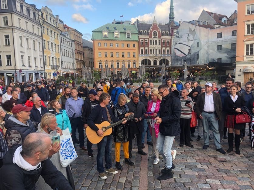 Latvijoje keli tūkstančiai žmonių protestavo prieš „privalomą skiepijimą“ nuo COVID-19