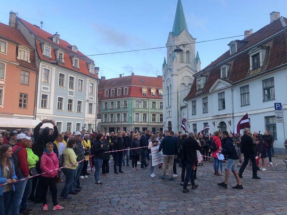 Latvijoje keli tūkstančiai žmonių protestavo prieš „privalomą skiepijimą“ nuo COVID-19