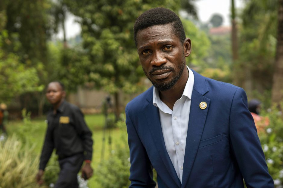 Ugandos opozicijos lyderis B. Wine'as sako, kad į jo namus įsiveržė kariai