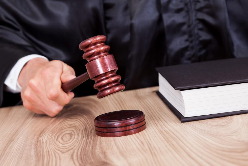 Teismas: Šilalės rajono gyventoja turi nugriauti kaimynei trukdančią savo malkinę 